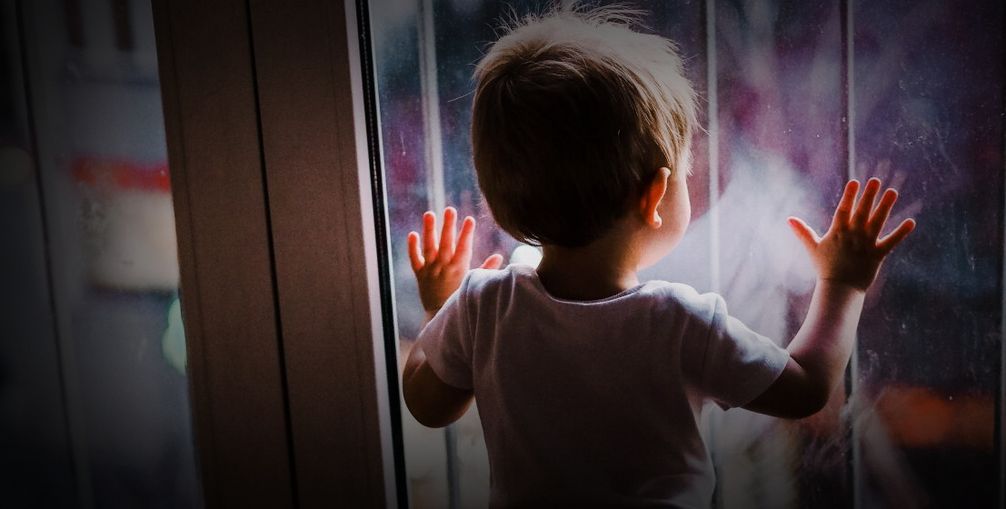 Kinder sollen, auch mit Hilfe der Diakonie, gewaltsam von ihren Eltern getrennt und in separaten Kindergefängnissen ruhiggestellt werden - natürlich im Namen der "Hygiene" (Symbolbild)