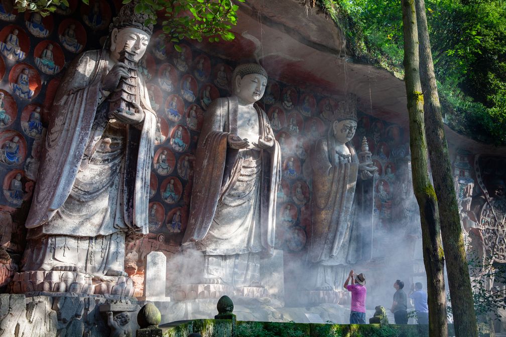 DAZU-Felsschnitzereien-Drei Weisen von Huayan (Manjusri, Birobong Buddha, Samantabhadra)  Bild: DAZU Rock Carvings Fotograf: DAZU Rock Carvings