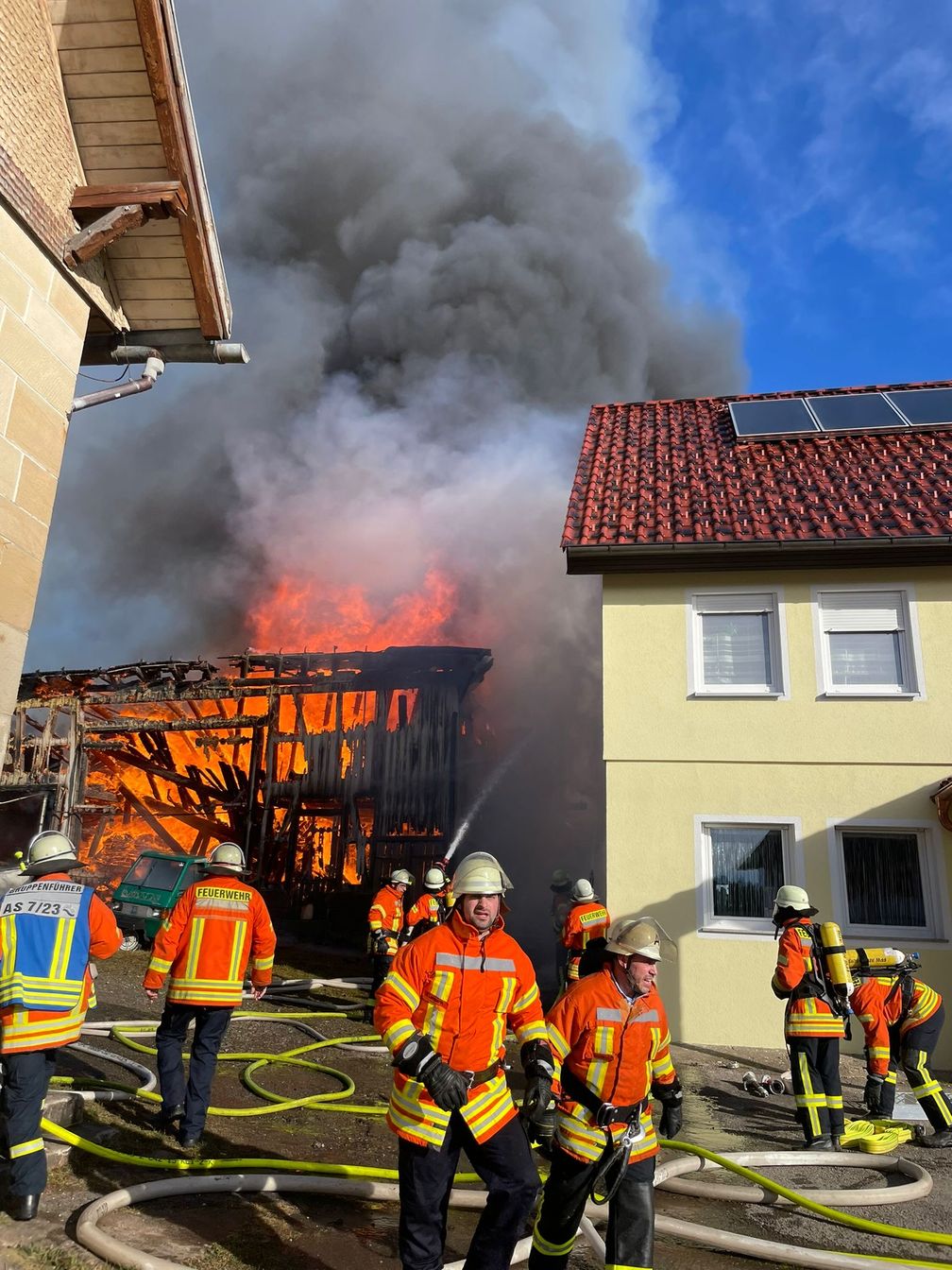 Scheune im Vollbrand/Riegelstellung der Feuerwehr Bild Kreisfeuerwehrverband Calw e.V.