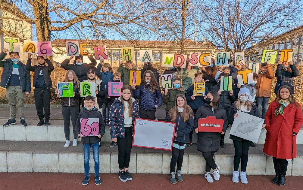 Auch die Klasse 6a der Alexander-von-Humboldt-Schule in Lauterbach war beim hessischen Schülerschreibwettbewerb zum "Tag der Handschrift" dabeiBild: Stiftung Handschrift Fotograf: Marufke