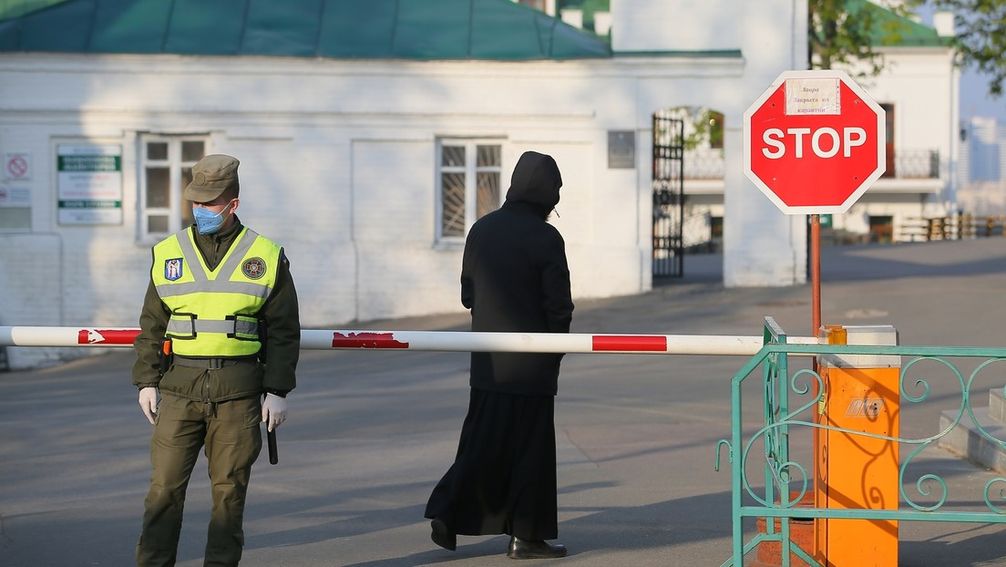 Ein Mitarbeiter der ukrainischen Nationalgarde am Eingang zum Kiewer Höhlenkloster und ein Geistlicher (Archivbild) Bild: Stringer / Sputnik