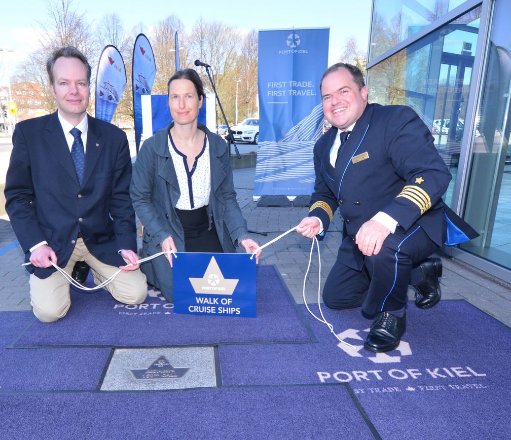 Eröffnung Walk of Cruise Ships: v.l.n.r. Stadtpräsident Robert Vollborn, Kreuzfahrtdirektorin Nicole Claus und Kapitän Manuel Pannzek / Bild: "obs/AIDA Cruises"