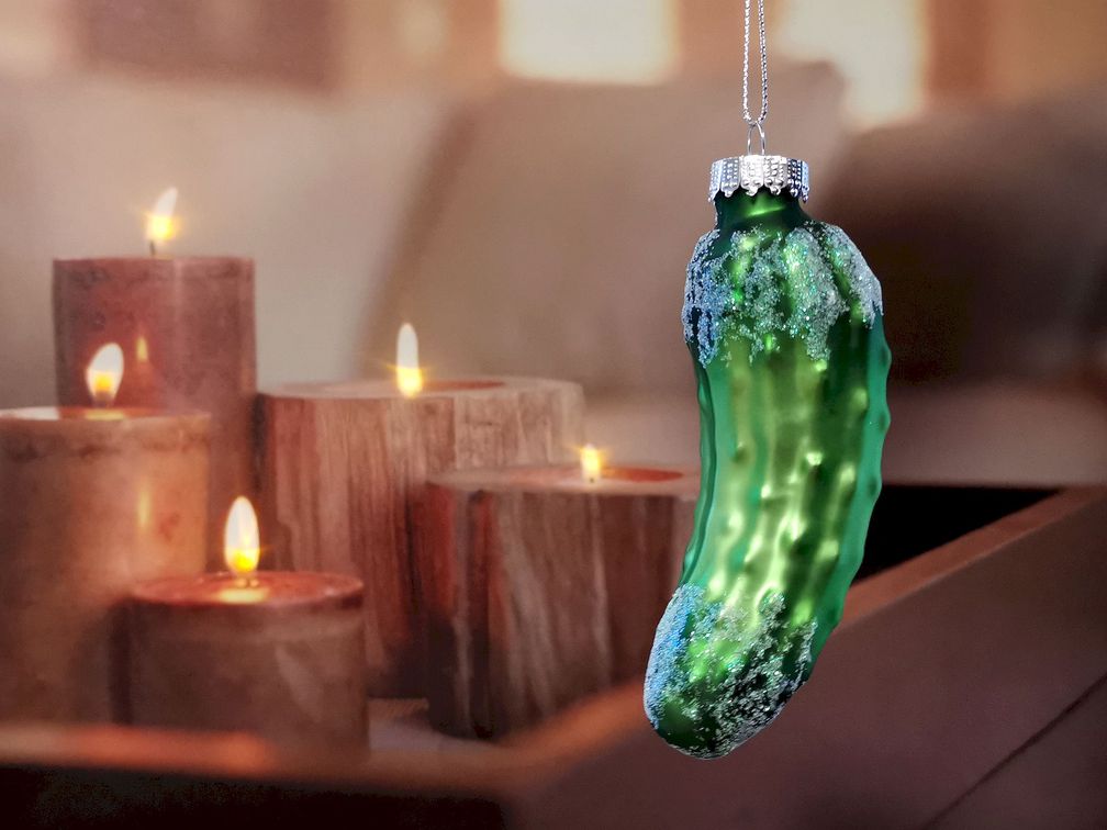 Gurken als Weihnachtsbaumschmuck gibt es in verschiedenen Ausführungen - inzwischen auch bei uns.