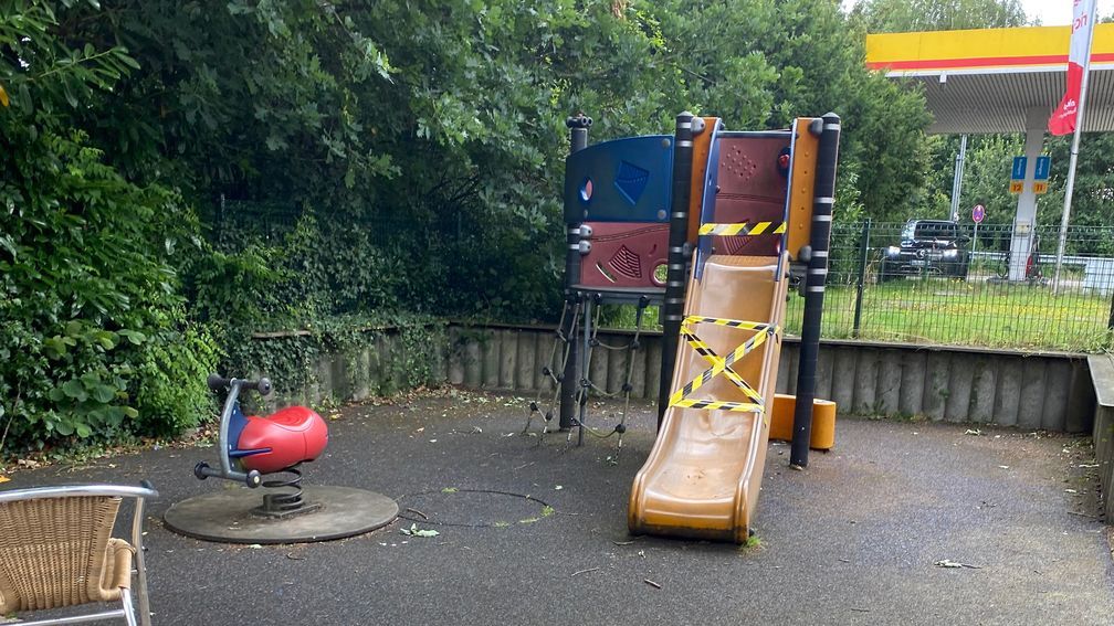 Teilweise gesperrter Spielplatz an der Rastanlage Ostetal Nord an der A1 in Niedersachsen / Weiterer Text über ots und www.presseportal.de/nr/7849 / Die Verwendung dieses Bildes für redaktionelle Zwecke ist unter Beachtung aller mitgeteilten Nutzungsbedingungen zulässig und dann auch honorarfrei. Veröffentlichung ausschließlich mit Bildrechte-Hinweis. Bildrechte: ADAC Fotograf: ©ADAC