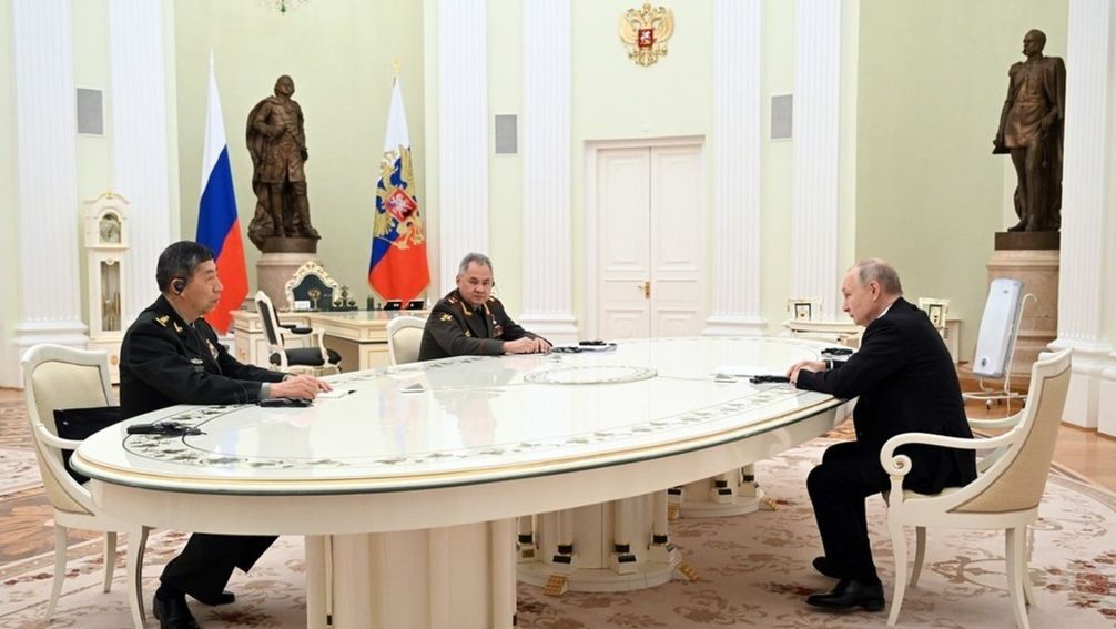 Der russische Präsident Wladimir Putin zusammen mit dem chinesischen Verteidigungsminister Li Shangfu und dem russischen Verteidigungsminister Sergey Shoigu im Kreml in Moskau, Russland, 16. April 2023. Bild: Sputnik / Pavel Bednyakov