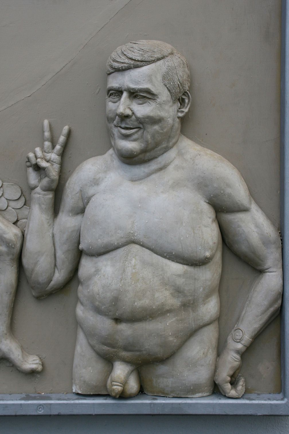 Josef Meinrad „Joe“ Ackermann Relief mit typischer Geste