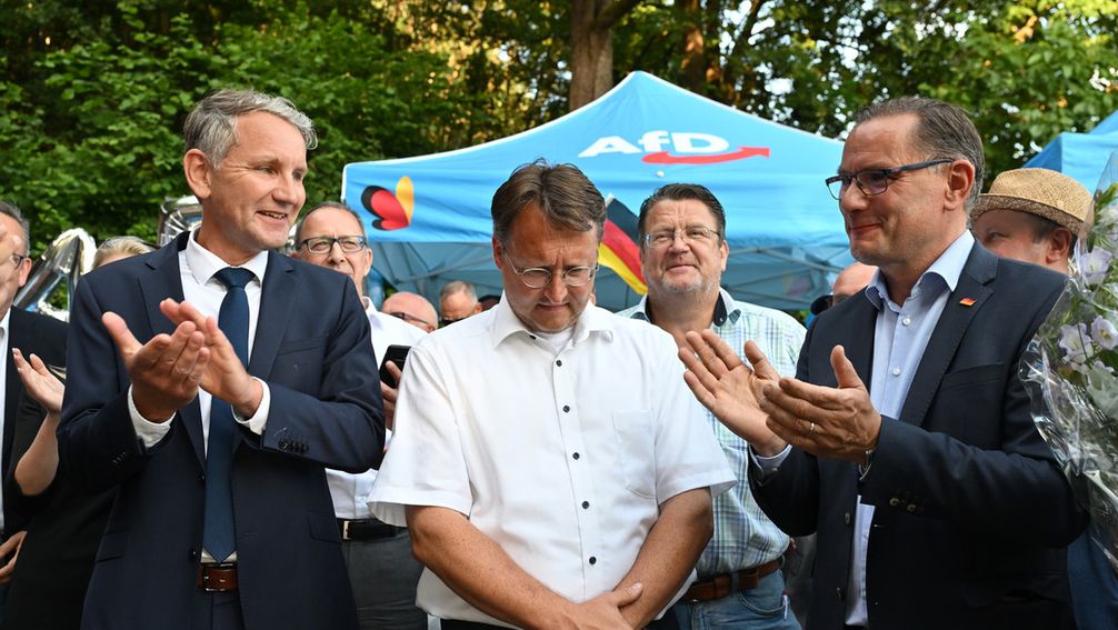 Die AfD-Politiker Björn Höcke (l.), Robert Sesselmann (M.), Stephan Brandner (3. v. l.) und Tino Chrupalla (2. v. r.) bei der AfD-Wahlparty im Garten der Gaststätte Frankenbaude in Sonneberg, Thüringen, 25. Juni 2023. Bild: www.globallookpress.com / Martin Schutt