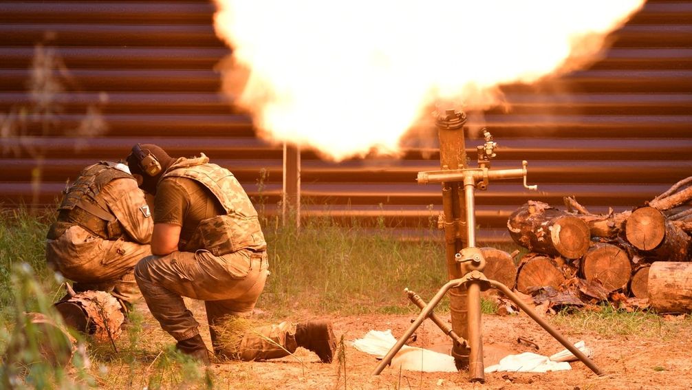 Milizionäre der Volksrepublik Lugansk nehmen am 12. August 2022 im Gebiet Charkow ukrainische Stellungen unter Mörserbeschuss.