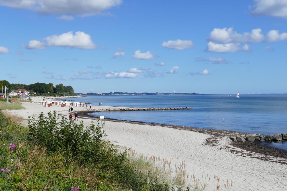 Herbstlicher Strandspaziergang an der Lübecker Bucht / Bild: "obs/Tourismus-Agentur Lübecker Bucht/www.luebecker-bucht-ostsee.de"