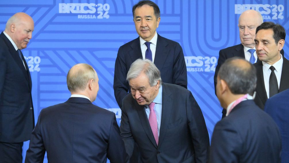 Wladimir Putin und UN-Generalsekretär António Guterres beim Fototermin der BRICS-Staats- und Regierungschefs in Kasan (2024)