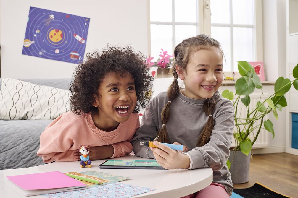 Kinder spielen Edurino, um sich auf die Schule und die digitale Welt von morgen vorzubereiten.