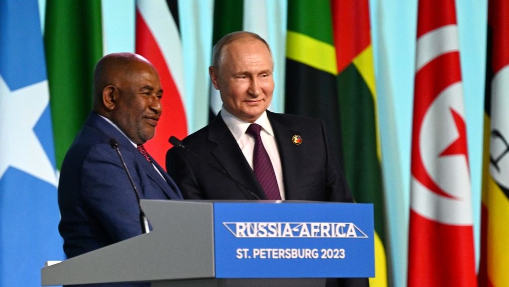 Der amtierende Vorsitzende der Afrikanischen Union und Präsident der Union der Komoren, Azali Assoumani (links), mit Wladimir Putin bei der Abschlusspressekonferenz am 28.07.23. Bild: Sputnik / Pawel Bednjakow, RIA Nowosti