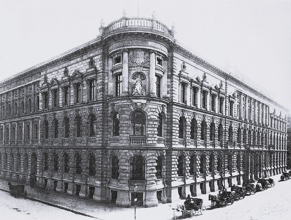 Deutsche Bank, alte Zentrale in Berlin, Eckgebäude Behrenstraße Kanonierstraße (spätere Glinkastraße) um 1900; links am Rand das von der Union-Bank her kommende Gebäude