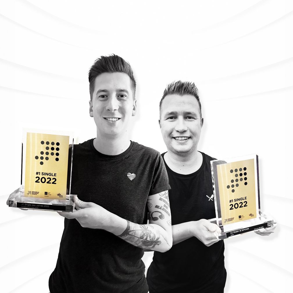 DJ Robin & Schürze mit dem "Nummer 1 Award" für das Jahr 2022 Bild: Summerfield Records x Universal Fotograf: Summerfield Records x Universal