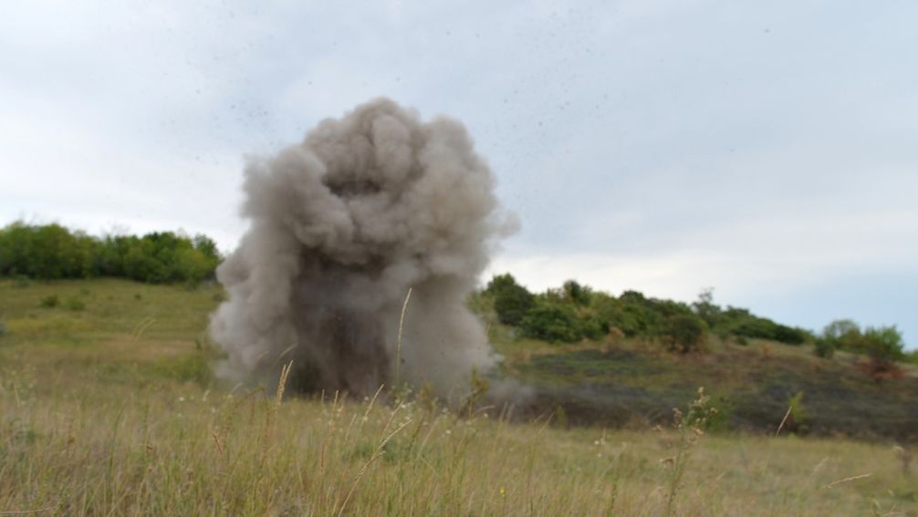 Aufsteigender Rauch nach einer Minensprengung durch Pioniere der russischen Armee, Gebiet Charkow, 16. August 2022 Bild: Виктор Антонюк/РИА Новости / Sputnik