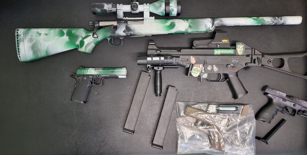 Sichergestellt Luftdruckwaffen (3 Pistolen, 1 Sturmgewehr, 1 Scharfschützengewehr) Bild: Polizei