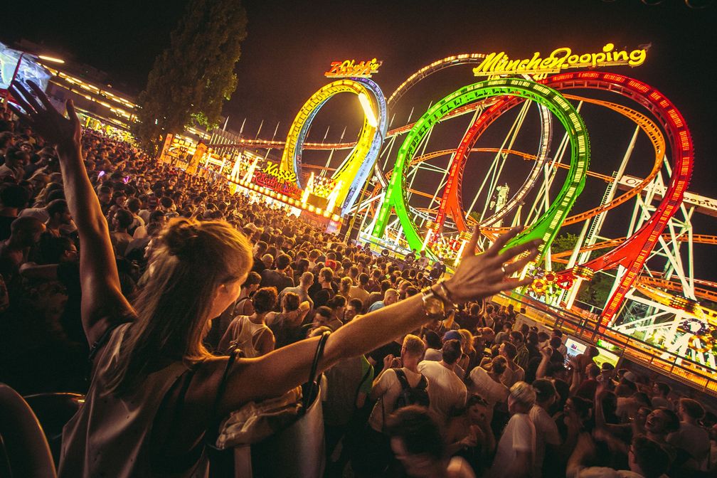 Es ist genau 30 Jahren her, dass es auf dem Oktoberfest 1989 zum ersten Mal hieß: Los geht die rasante Fahrt auf dem Olympia Looping. Bild: "obs/R. Barth und Sohn KG/Fimenbild"