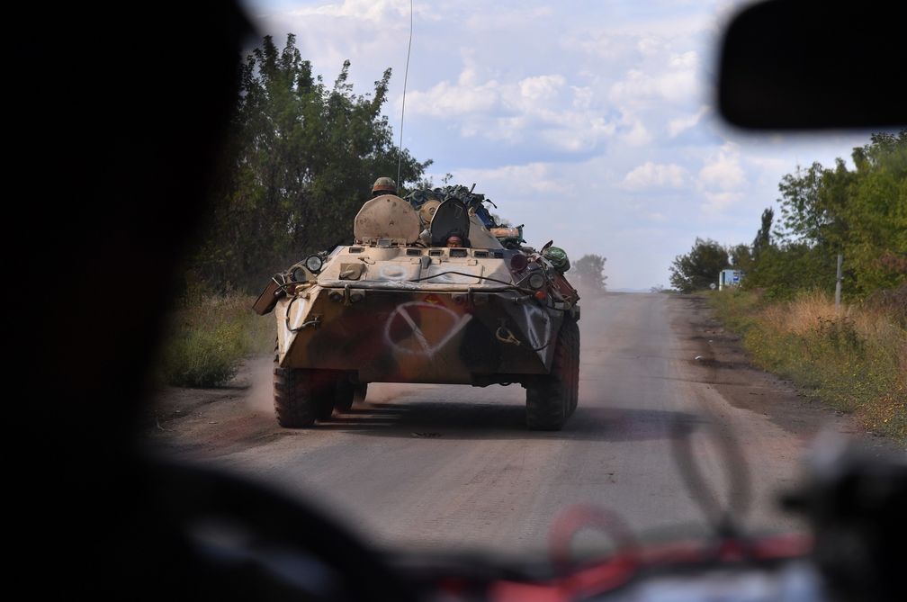 Ein Schützenpanzer mit Soldaten der Russischen Nationalgarde in der Volksrepublik Donezk Bild: Wiktor Antonjuk / Sputnik