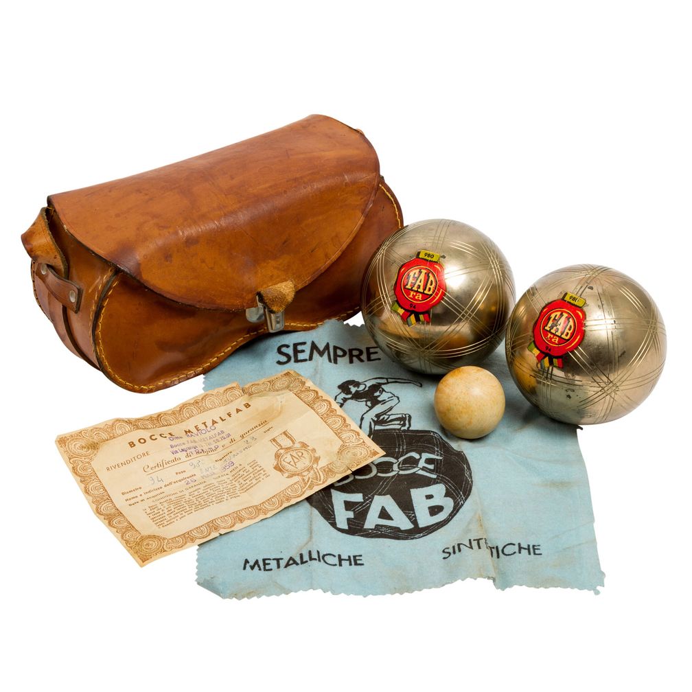 BOCCIA-SET IN LEDERTASCHE, Torino / Italien, 1959, Edelstahlkugeln mit aufgedrucktem HerstellerlogoAnbei das Zertifikat und Tragetasche mir Riemen aus Leder. Die Herkunft der Kugeln wird vom Enkel Konrad Adenauers, Herrn Sven- Georg Adenauer, (Landrat in Gütersloh) schriftlich bestätigt.  Bild: "obs/Auktionshaus Eppli/Eppli"