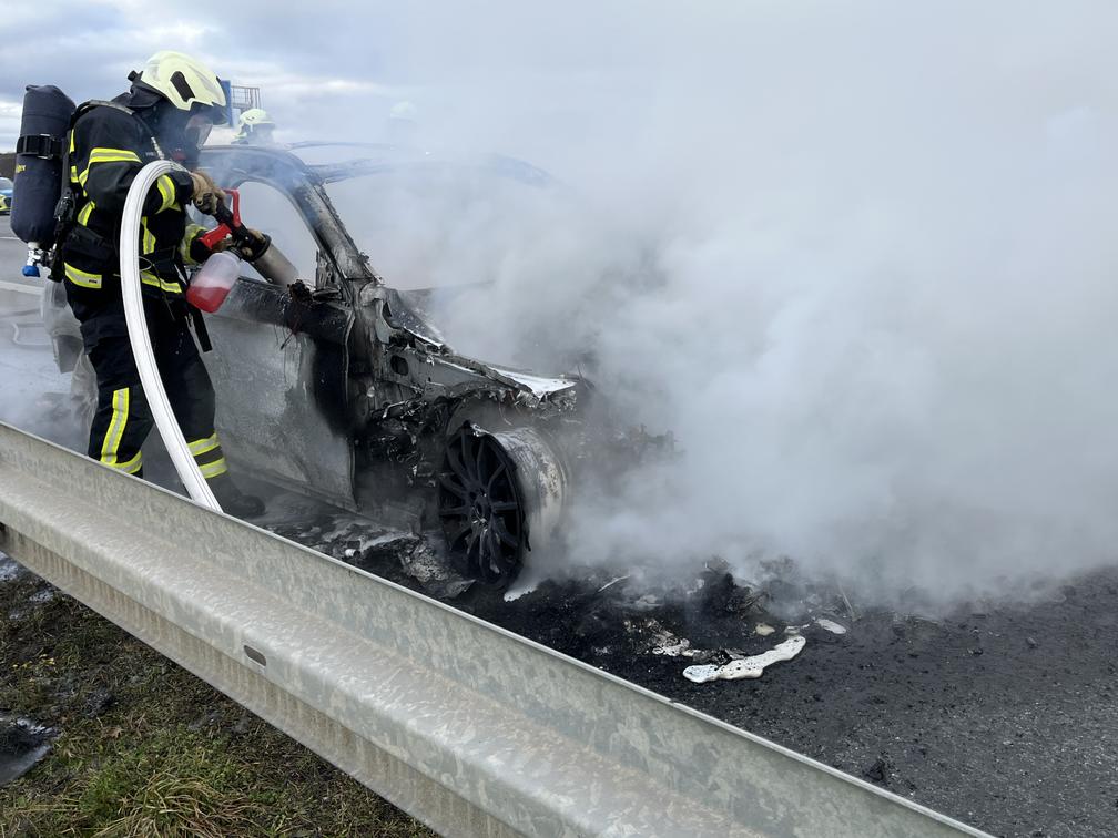 H-he-Weimar-Pkw-steht-in-Vollbrand