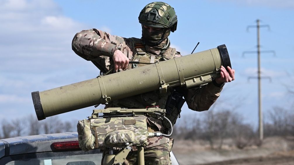 Ein russischer Marineinfanterist bringt eine Panzerabwehrrakete in Stellung. (Symbolbild) Bild: Sputnik / Alexei Maischew