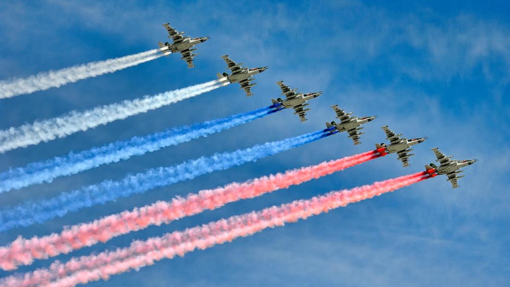 Russische SU-27 Kampfjets sprühen die russische Nationalflagge an den Himmel (Archivbild)