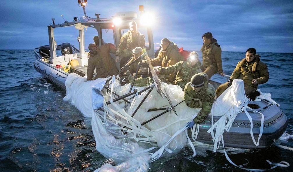 Dieses von der US-Marine zur Verfügung gestellte Bild zeigt Mitglieder der US-Marine, die am 5. Februar 2023 einen aus China stammenden Ballon vor der Küste von Myrtle Beach, South Carolina, im Atlantischen Ozean bergen.