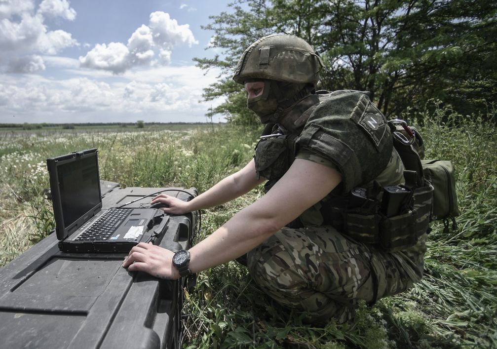 Archivbild: Ein russischer Armeeangehöriger steuert eine Drohne vom Typ Orlan-30 im südlichen Einsatzgebiet der russischen Sonderoperation, 23. Mai 2023. Bild: KONSTANTIN MICHALTSCHEWSKI / Sputnik