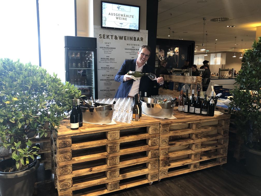 Sommelier Arno Steguweit berät bei den DFB Länderspielen 2019 an der Weinbar.  Bild: Deutsches Weininstitut GmbH Fotograf: Deutsches Weininstitut GmbH