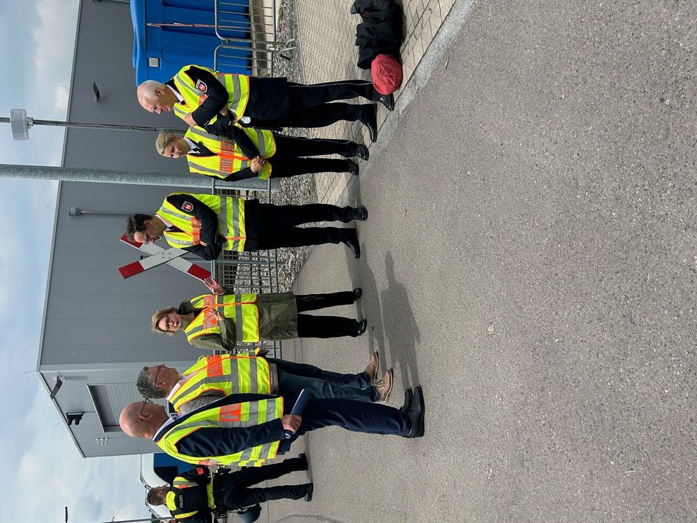 Auch Innenministerin Daniela Behrens machte sich vor Ort einen Überblick. Mit dabei auch Landespolizeidirektor Ralf Leopold (ganz rechts), Landrat Fietzek, Bürgermeister Berling sowie Oliver Voges als Osnabrücker Polizei-Chef.
Bild: Polizei Osnabrück