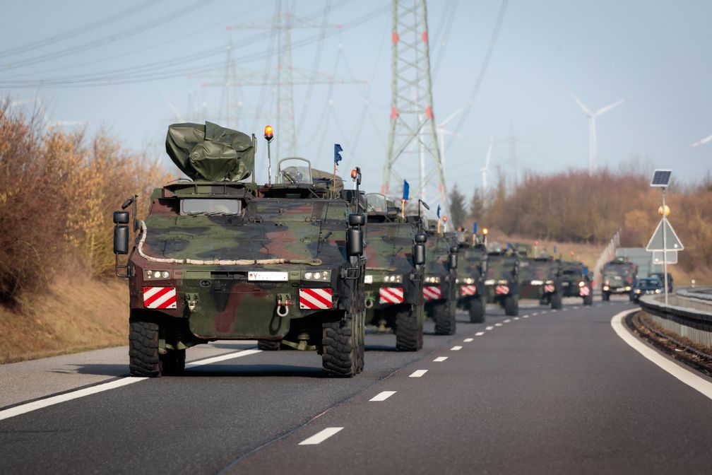 Bundeswehrfahrzeuge auf dem Straßenmarsch (Archivbild).