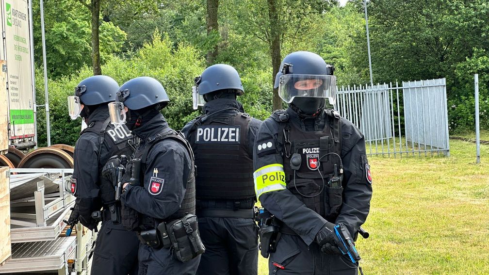 Mit der Bewältigung einer Terrorlage hatten es die Polizei mit Unterstützung von Rettungs- und Hilfskräften zu tun. Auch Spezialkräfte der Polizei Niedersachsen waren im Einsatz.