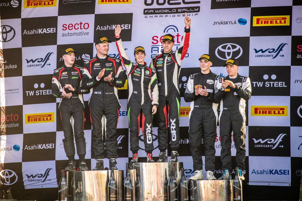 Ausschließlich finnische SKODA Crews auf dem WRC3-Podium (von links nach rechts): Topi Luhtinen, Mikko Heikkilä, Reeta Hämäläinen, Emil Lindholm, Lauri Joona, Mikael Korhonen.  Bild: Skoda Auto Deutschland GmbH Fotograf: Skoda Auto Deutschland GmbH