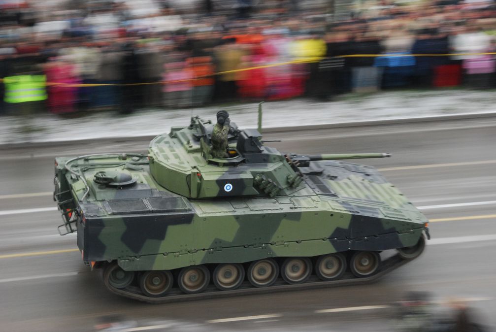 Finnischer CV 9030FIN (CV 90 Mk II). Rechts im Heck sind die Kühleinlassöffnungen sichtbar. An der Seite die adaptierte MEXAS-Panzerung