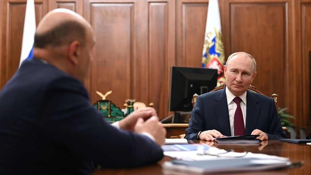 Präsident Wladimir Putin und Ministerpräsident Michail Mischustin während einer Arbeitssitzung im Kreml, 4. Juli 2023 Bild: Sputnik / Alexandr Kasakow