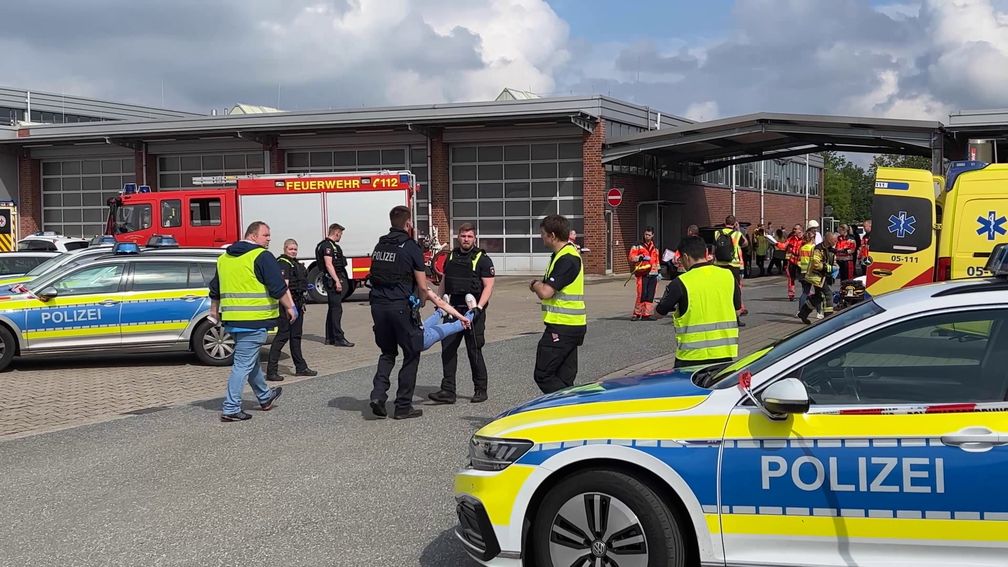 Ziel der Großübung war u.a., das Zusammenwirkungen der verschiedenen Blaulicht-Behörden zu trainieren. Dabei waren auch niederländische Einsatzbehörden.
Bild: Polizei Osnabrück