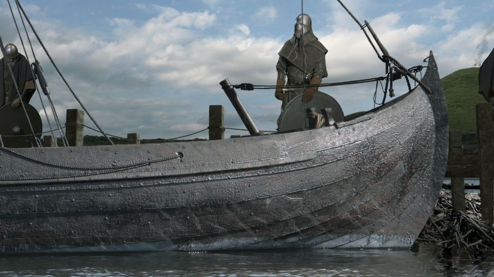 Im Jahr 793 erreichen Wikingerschiffe die Küste der kleinen Insel Lindisfarne.  Bild: "obs/ZDFinfo/Jeremy Freeston"