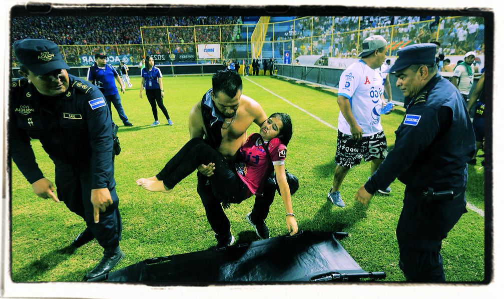 Menschen helfen Verletzten im Stadion Cuscatlán in San Salvador, 20. Mai 2023.