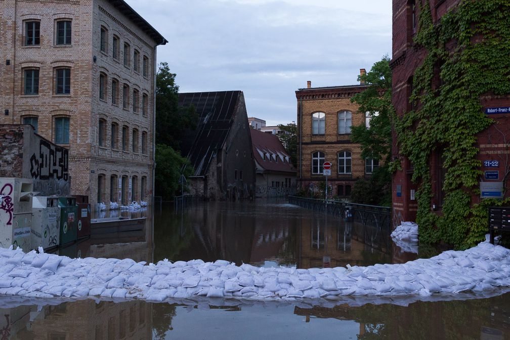 Umspülte Sandsäcke im Stadtzentrum von Halle (Saale), Archivbild