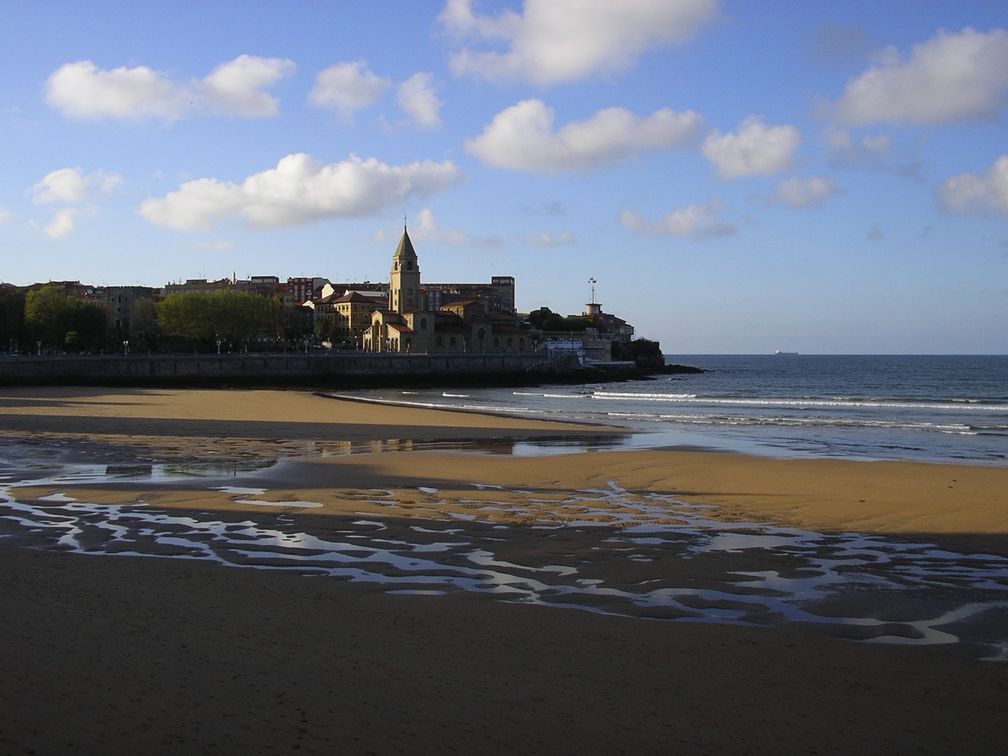 San Lorenzo Strand bei Gijón und Cimadevilla-Quartier