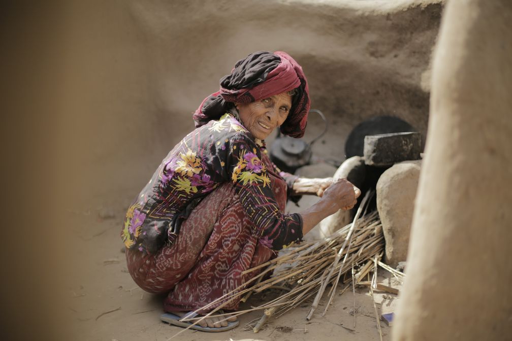 Eine Frau im Jemen kocht heißes Wasser auf Bild: Islamic Relief Deutschland e.V. Fotograf: Islamic Relief