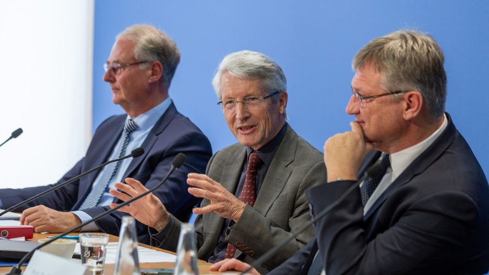 Dr. Roland Hartwig, Prof. Dr. Dietrich Murswiek, Prof. Dr. Jörg Meuthen (v.l.n.r) auf der Pressekonferenz zum Thema "AfD wehrt sich gegen die Vorwürfe des Verfassungsschutzes" am 7. November 2019