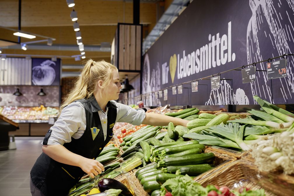 EDEKA verzichtet bei allen Gurken auf Plastik - auch bei Tomaten weitere Einsparungen Bild: "obs/EDEKA ZENTRALE AG & Co. KG/EDEKA / Christian Schmid"