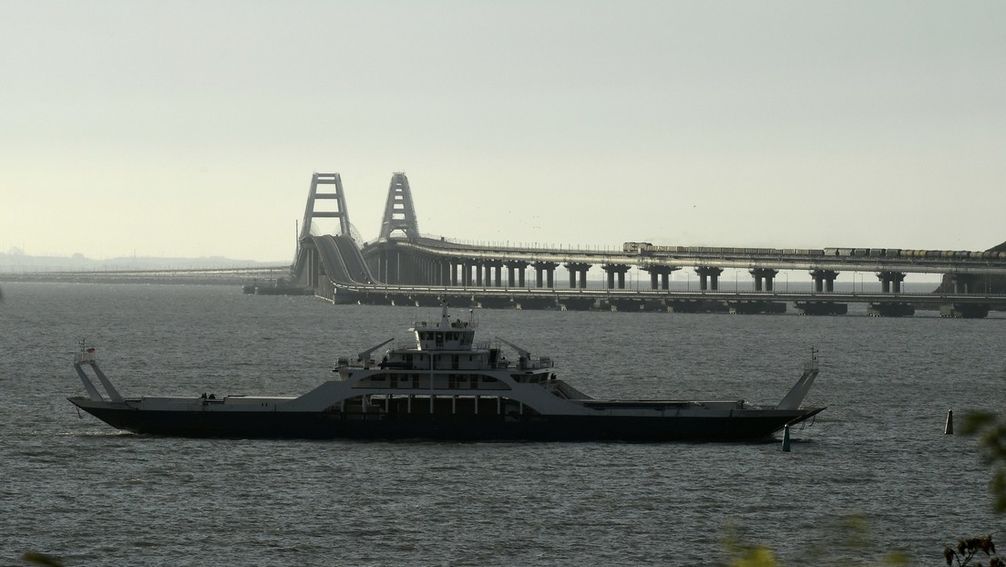 Archivbild: Die Meerenge Kertsch, die das Asowsche Meer mit dem Schwarzen Meer verbindet, und die Krim-Brücke Bild: Konstantin Michaltschewski / Sputnik