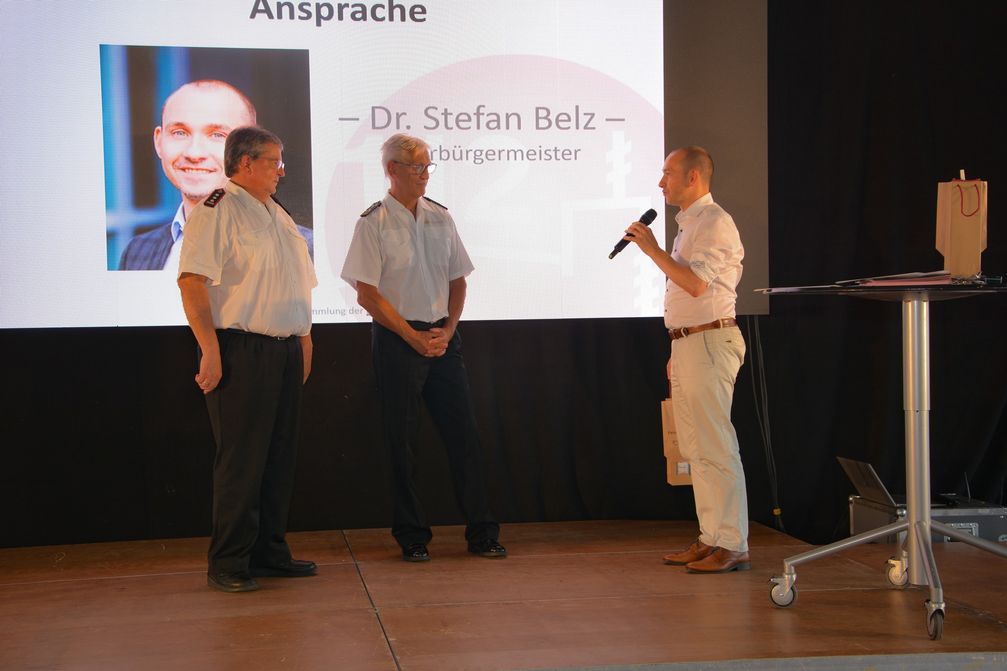 Gratulation von Oberbürgermeister Dr. Stefan Belz Bild: Feuerwehr