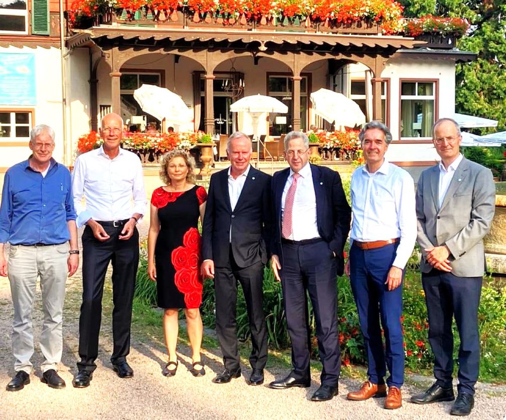 Bundesvorsitzender Hans-Georg Maaßen (3.v.r.), flankiert von dem hessischen Landesvorsitzenden Hartmut Erlinghagen (l) und Alexander Mitsch, dem stellvertretenden Vorsitzenden der WerteUnion sowie weiteren Vorstandsmitgliedern  Bild: WerteUnion Fotograf: WerteUnion