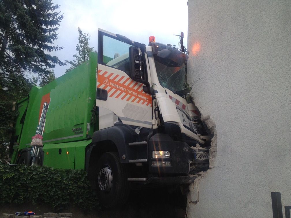 Diese Hausecke stoppt die Fahrt des tonnenschweren Fahrzeuges.