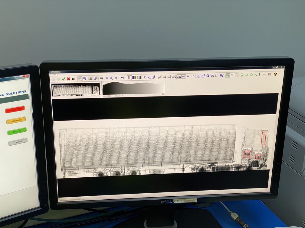 Deutlich erkennt man das Durchleuchtungsergebnis bei einem mit Altreifen beladenen LKW. Bild: PIZ Ausrüstung, Informationstechnik und Nutzung Fotograf: BAAINBw