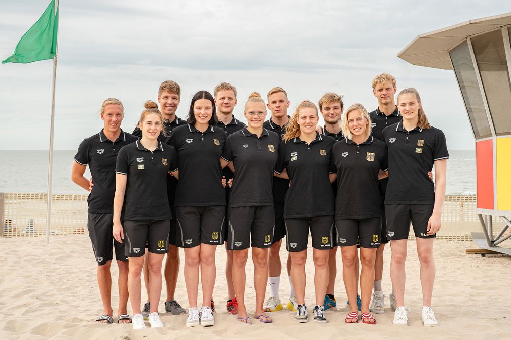 Das DLRG Nationalteam bei der Europameisterschaft 2023: Lukas vom Eyser, Clemens Wulkopf, Max Tesch, Tim Brang, Felix Hofmann und Adrian Bierewitz (hinten). Vorn: Alica Gebhardt, Lena Oppermann, Lea Kötter, Undine Lauerwald, Olivia Binde und Nina Holt (jeweils von links).  (2023) Bild: DLRG/Reinelt Fotograf: Daniel-André Reinelt