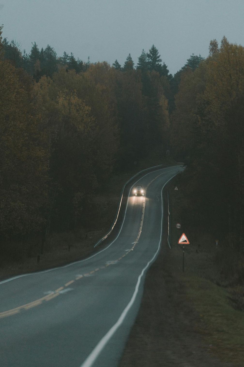 Im Herbst Auto fahren (Symbolbild)